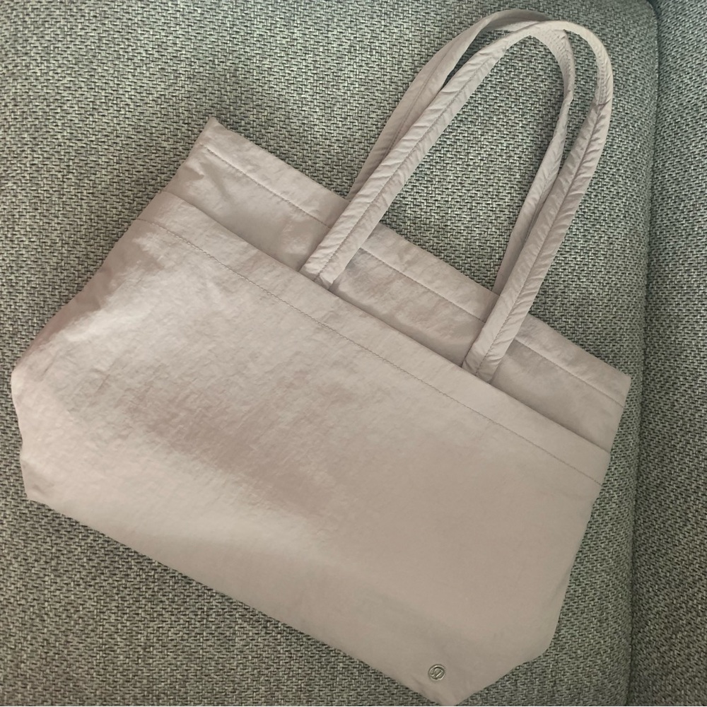 Lululemon ON MY LEVEL TOTE 12L in color Smoky Blush